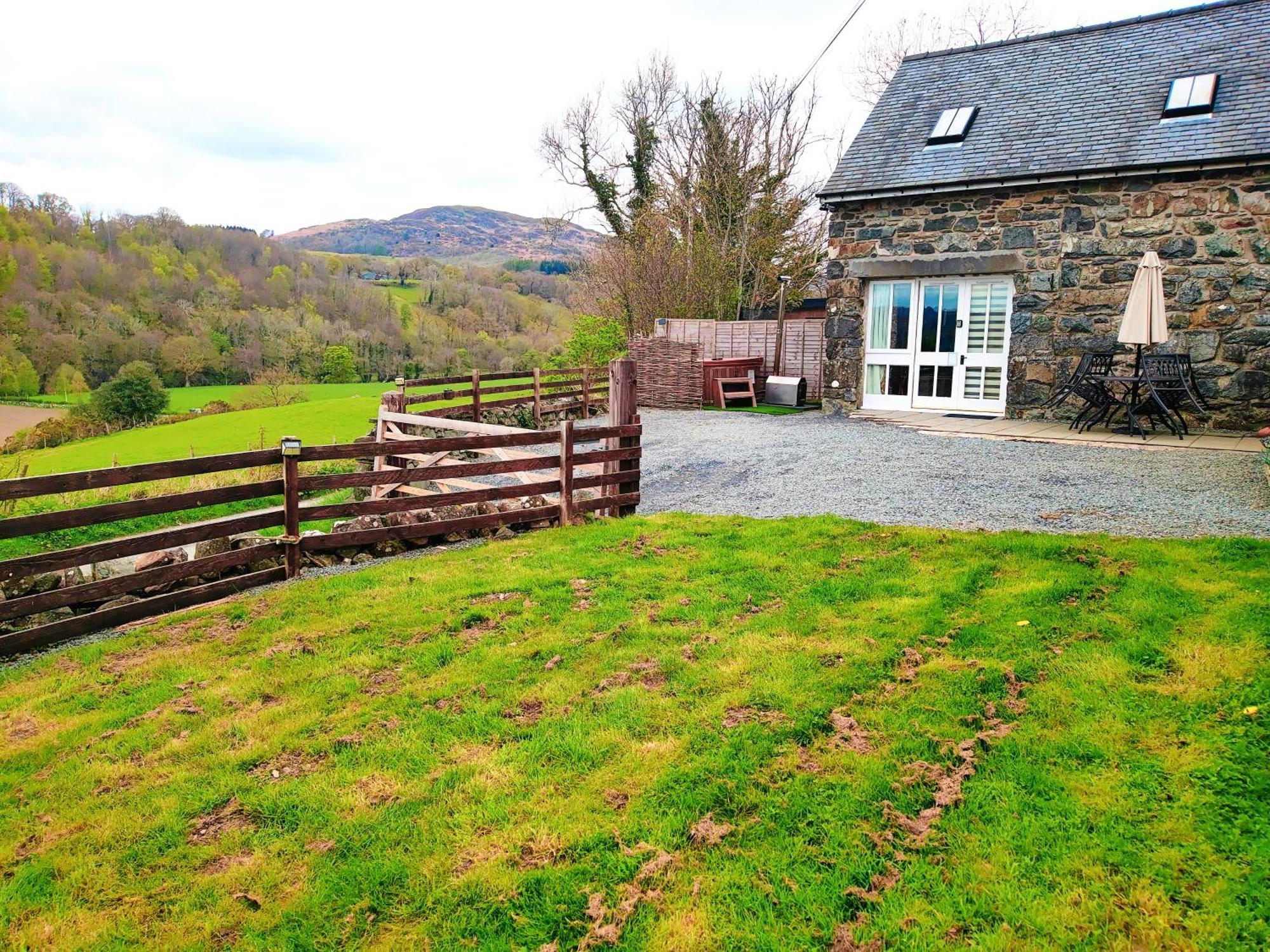 Cader Mountain View Cottage With Hot Tub In Snowdonia Долгеллау Экстерьер фото